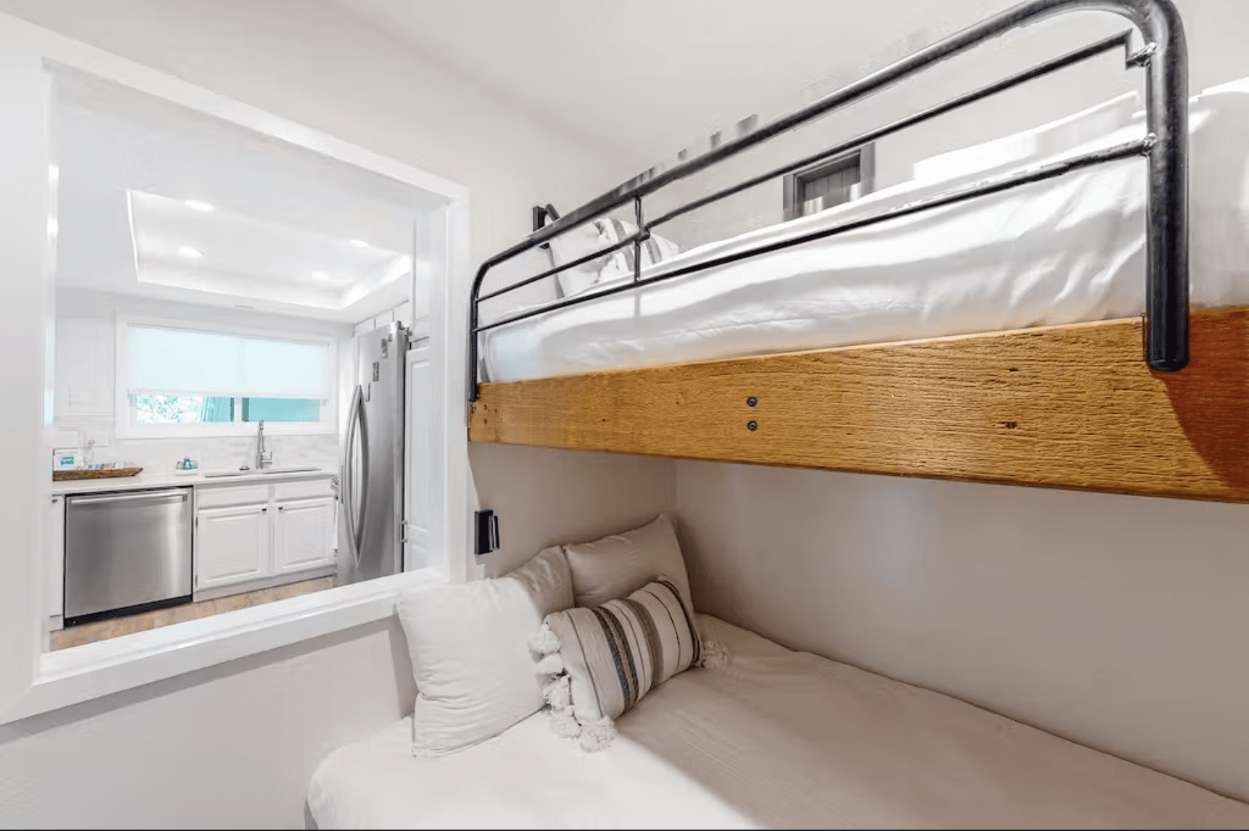 Modern Alpine Getaway - Image 10