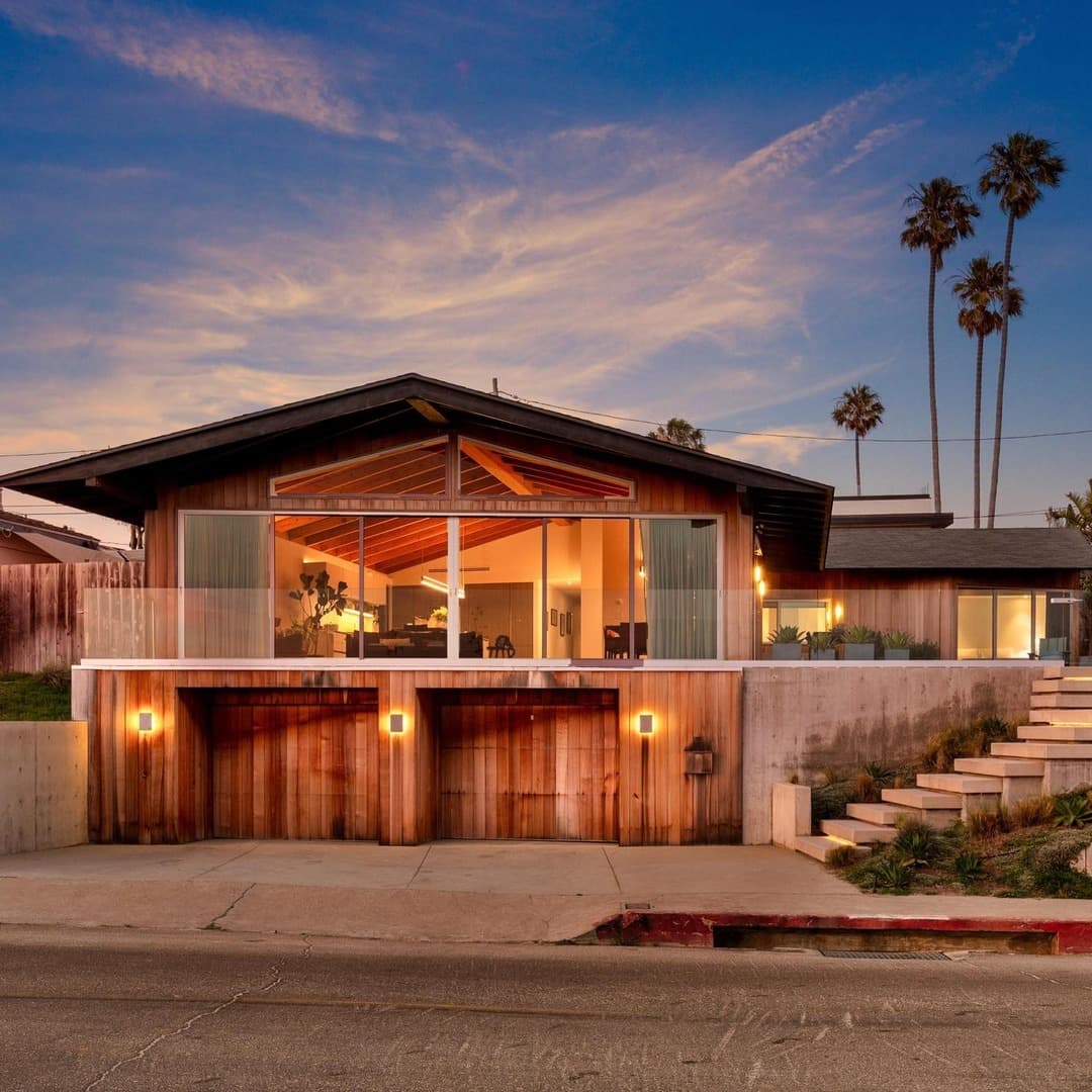 Beachfront Modern Retreat - Image 1