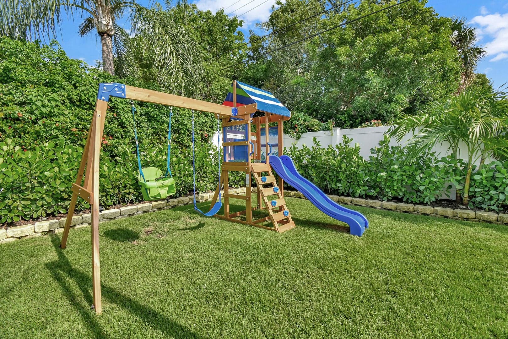 Palms and Playhouse - Image 35