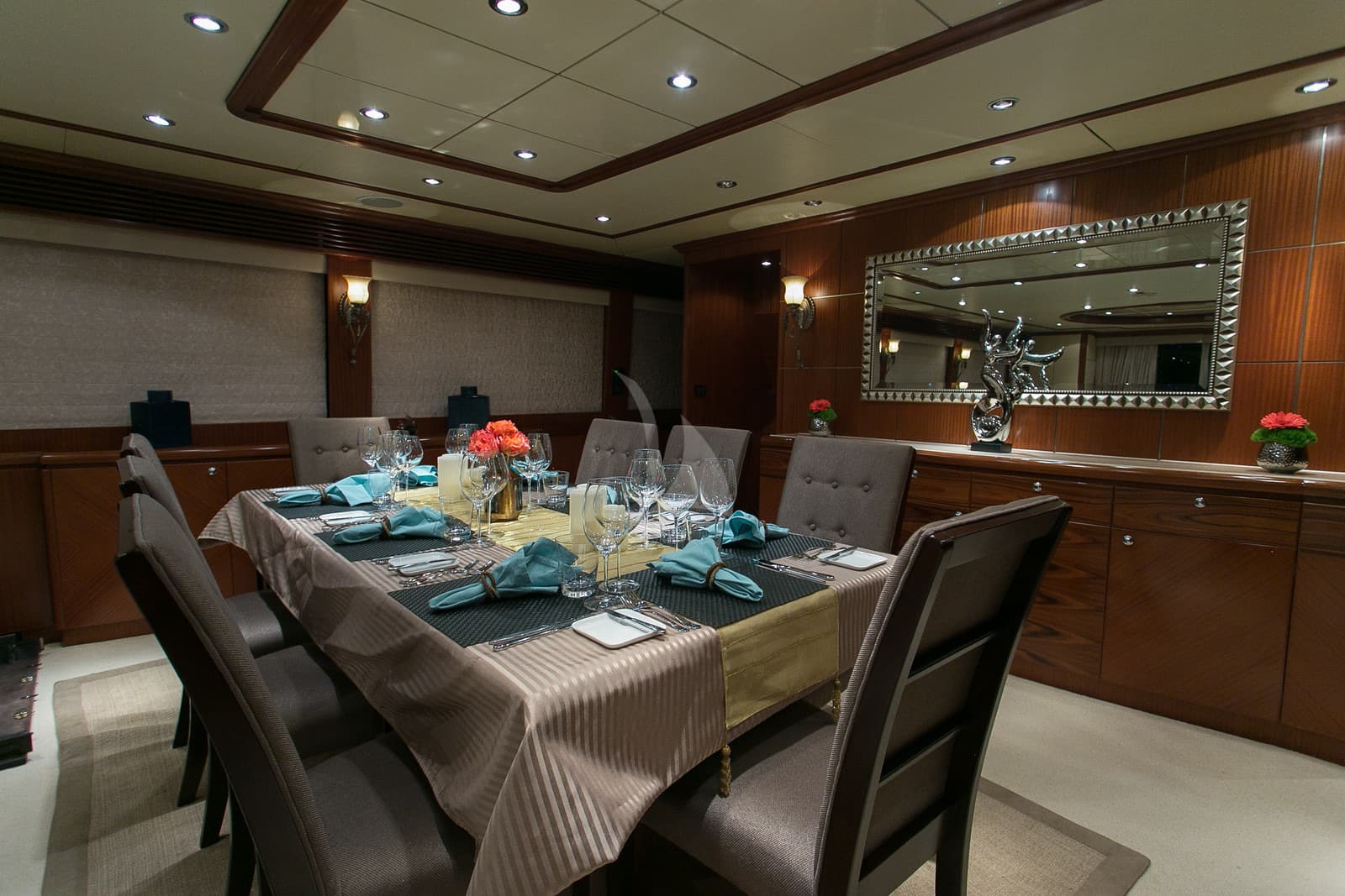 Beachfront Yacht - Image 5