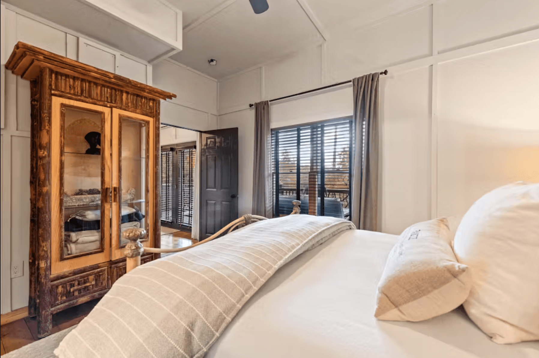 Sapphire Elegance - Image 24