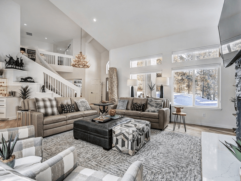 Lakeshore Luxury Chalet - Image 5