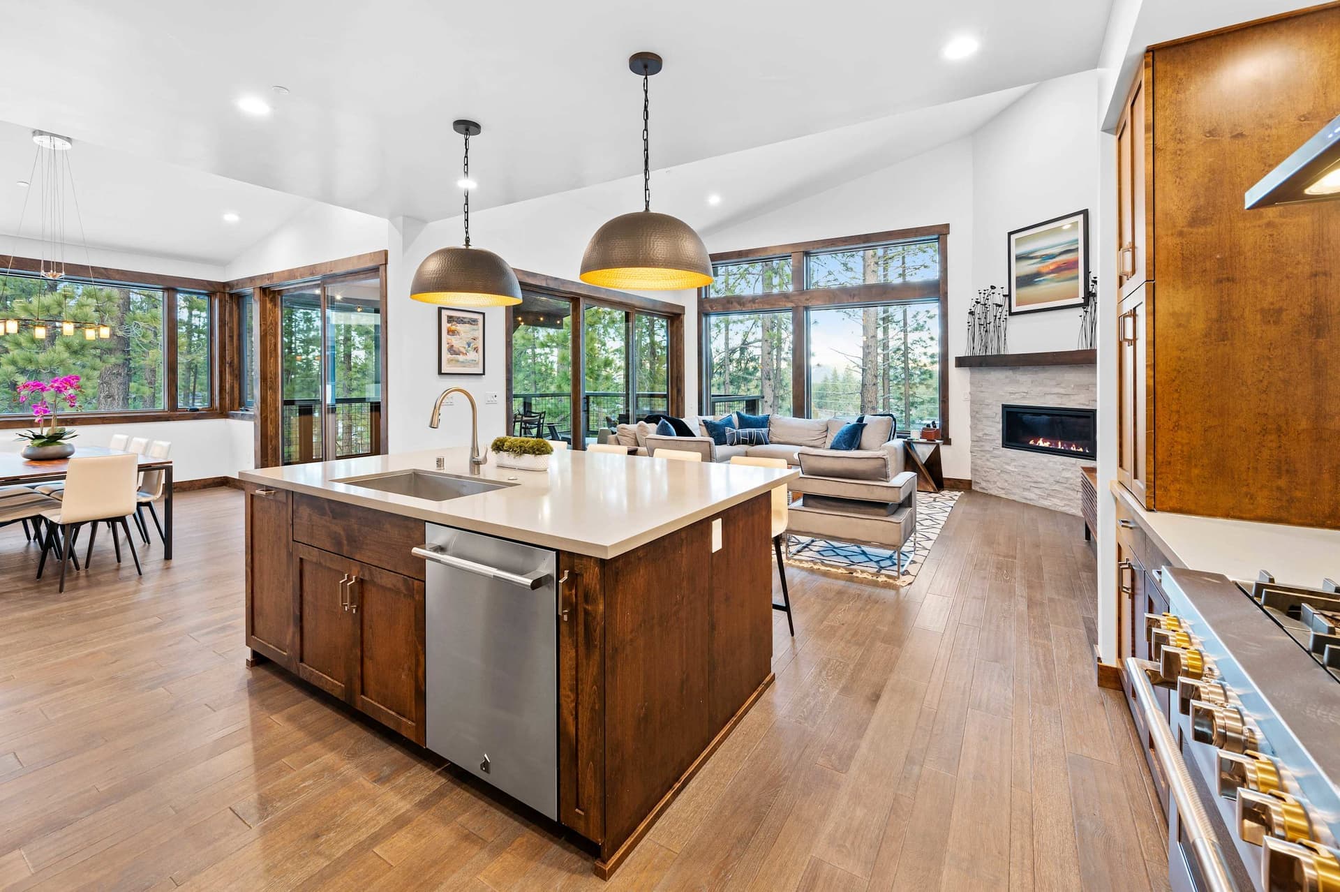 Luxurious Truckee - Image 6