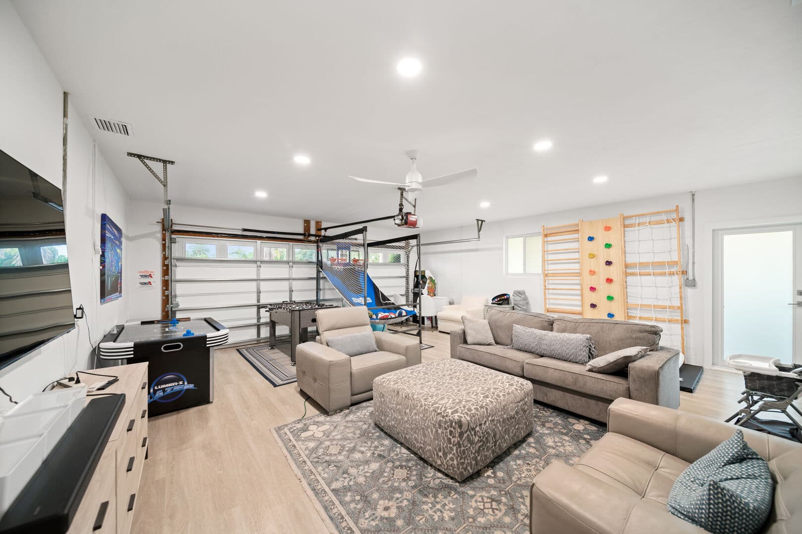 Palms and Playhouse - Image 24