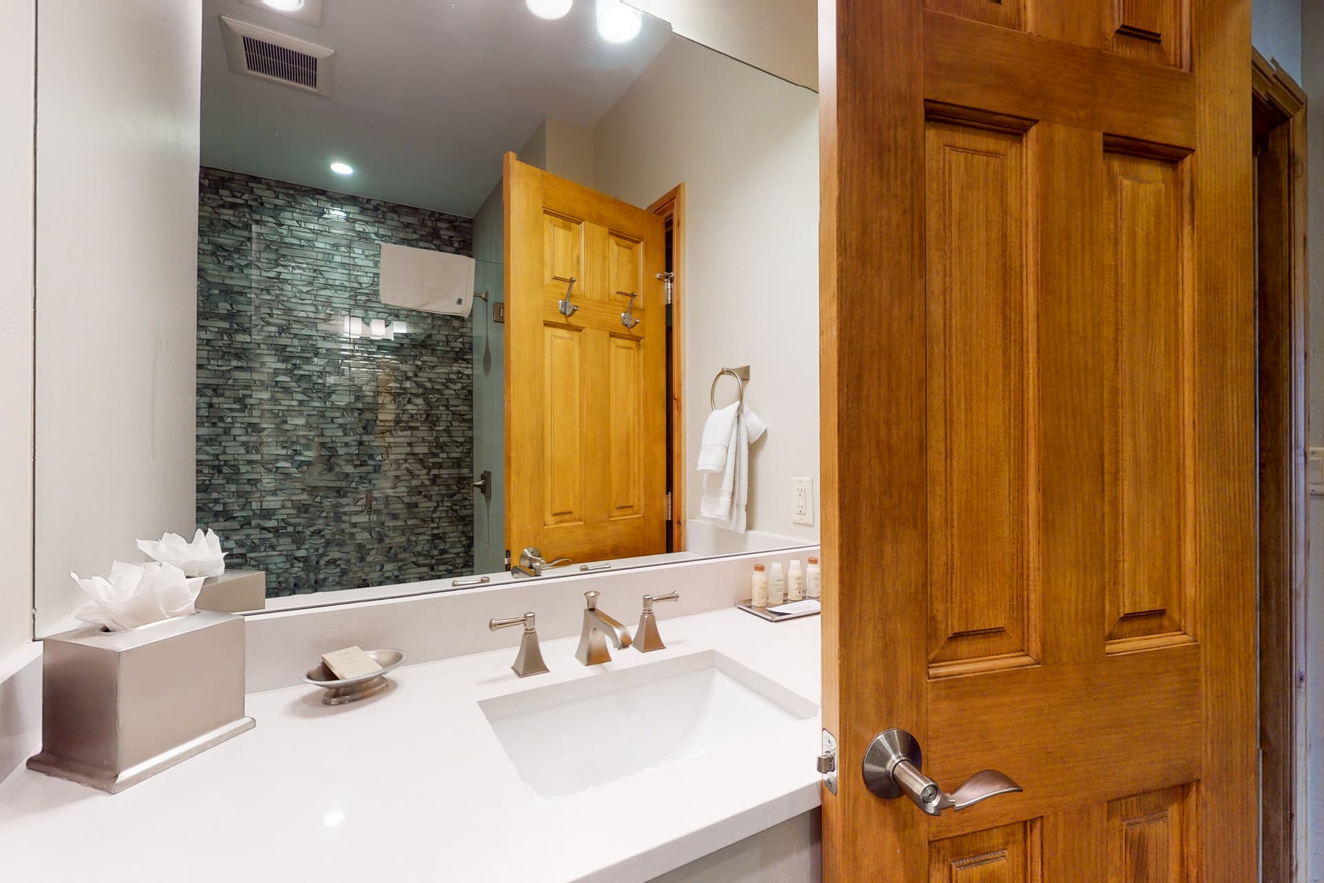 Lion Square East #215 - Image 14