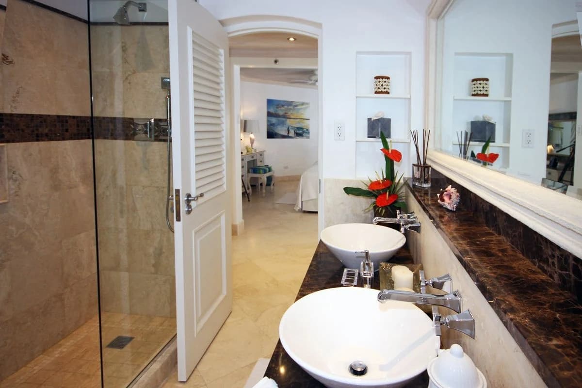 Red Hibiscus Home - Image 9