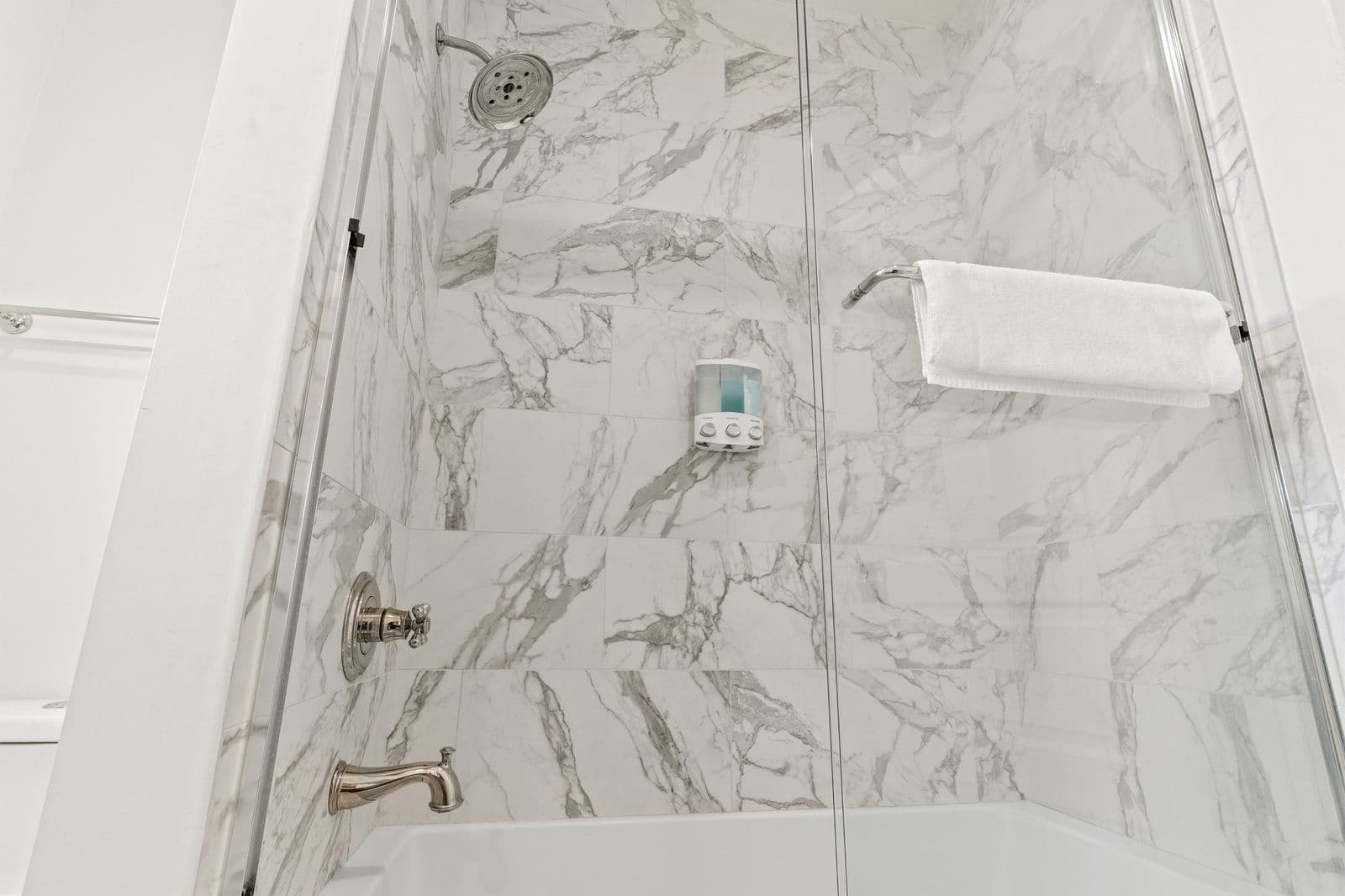 Faire Lounge on Magazine - Image 12