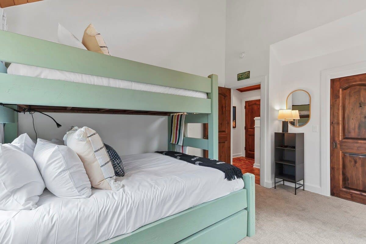 Peak Eight Mountain Escape - Image 20