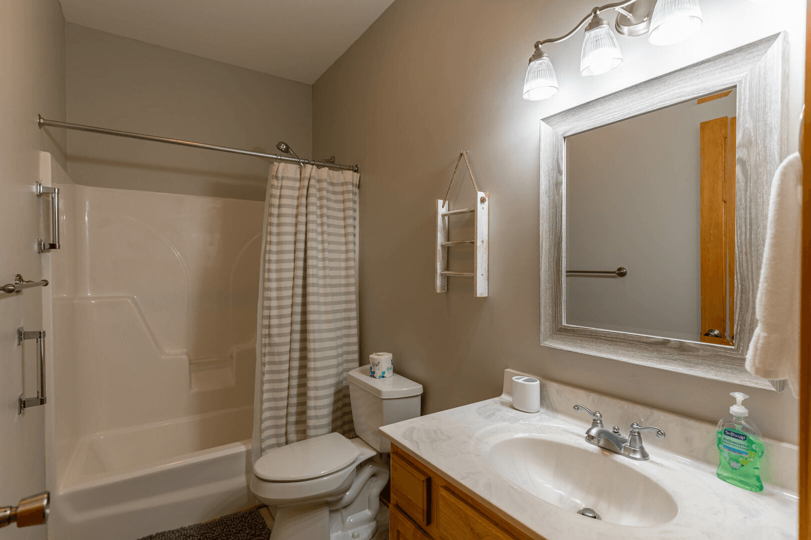 Lazy Bear Inn - Image 12