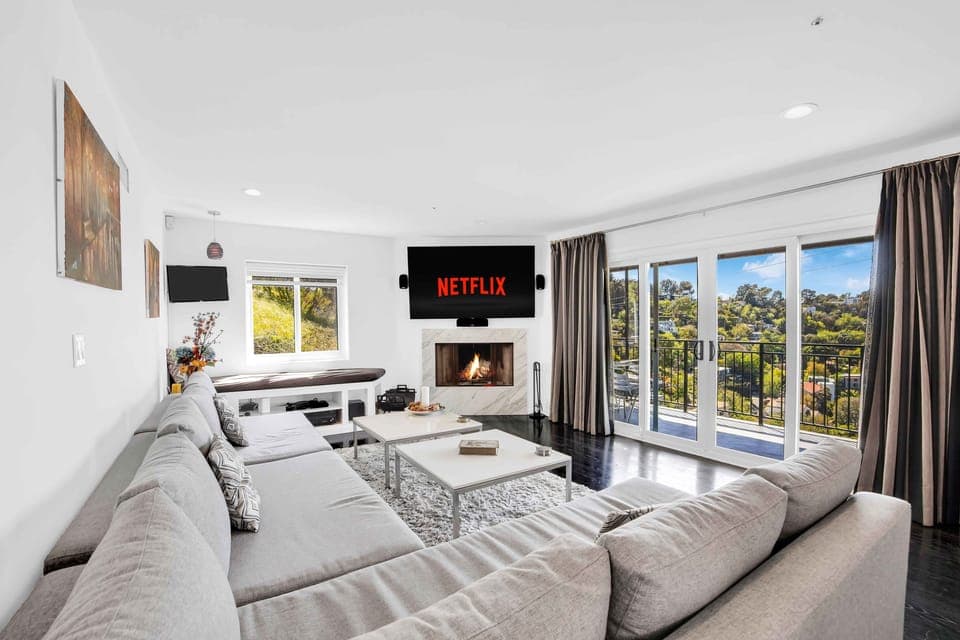 Pacific View Artist's Home - Image 2