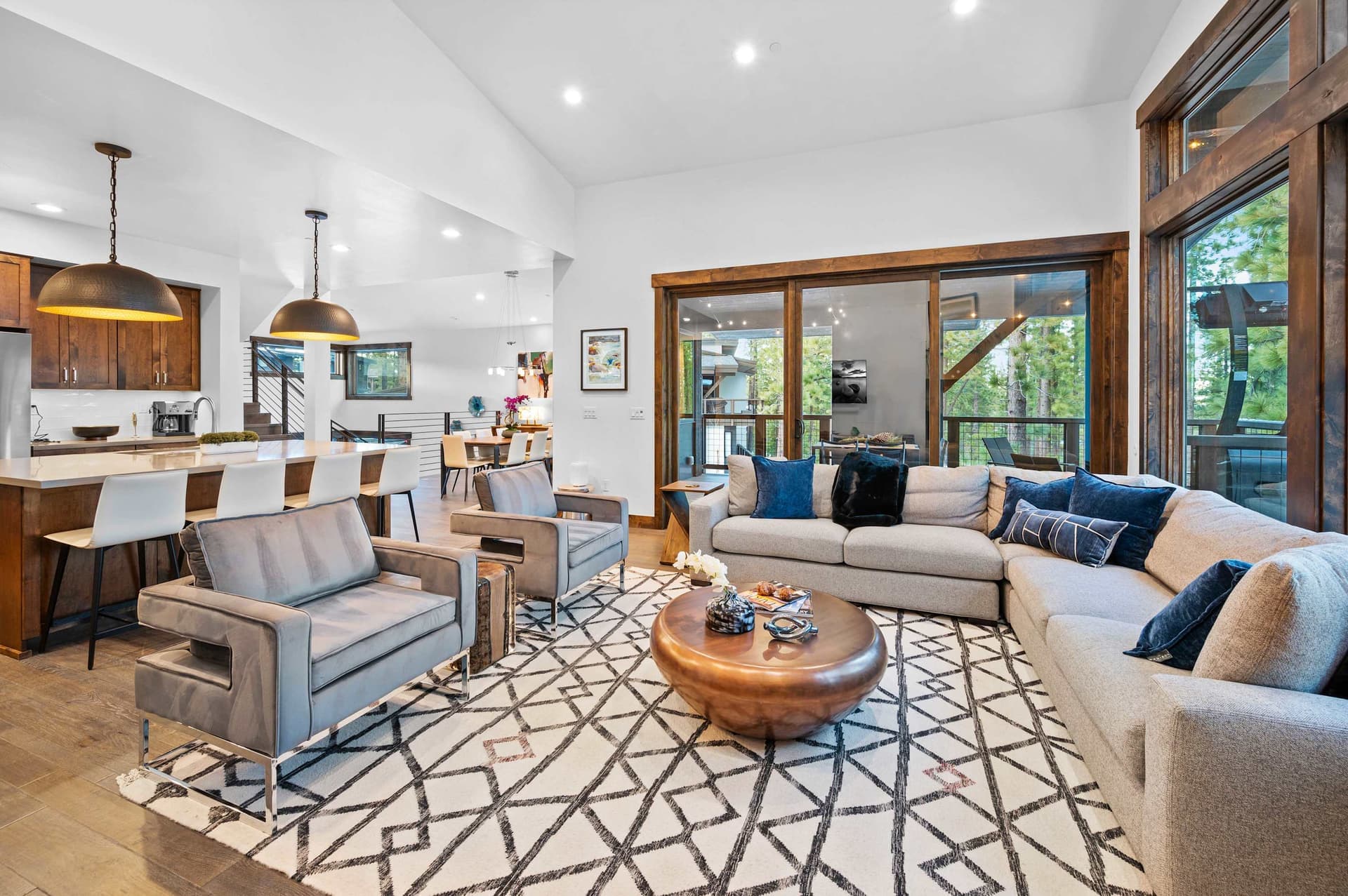 Luxurious Truckee - Image 2