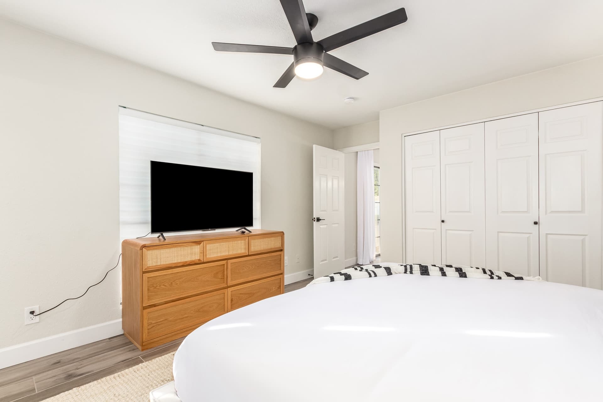 Modern Retreat - Image 19