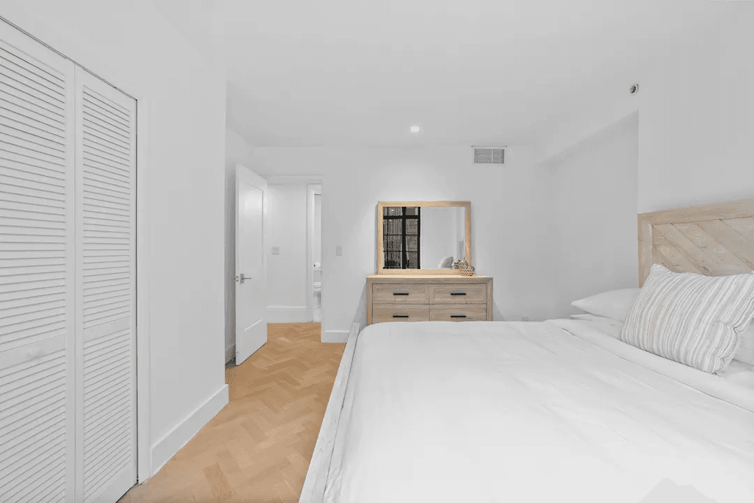 Clinton Home - Image 23