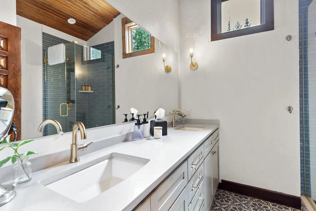 Creekside Chateau - Image 29