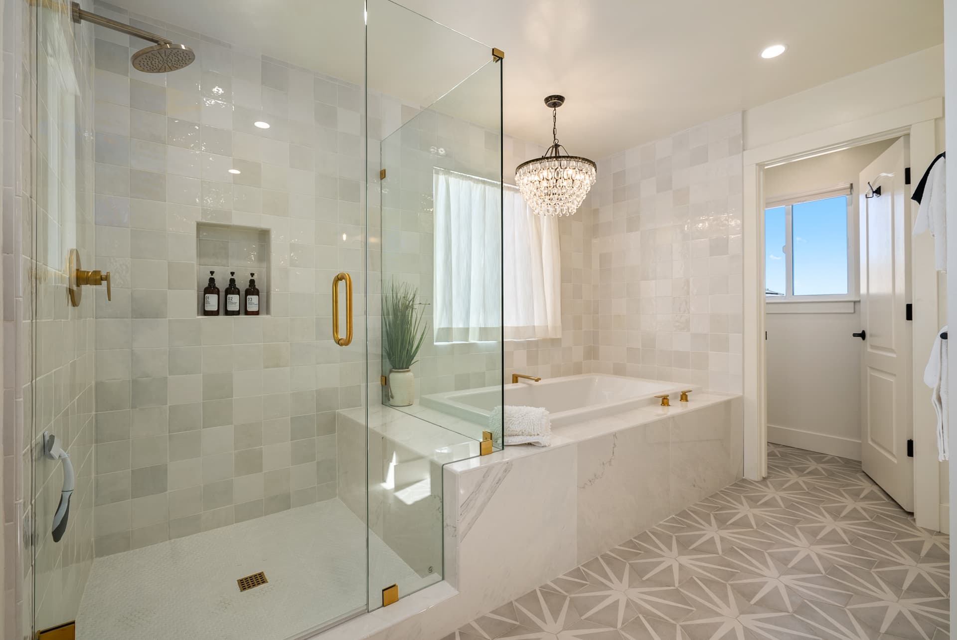 Mira Vista Manor - Image 22