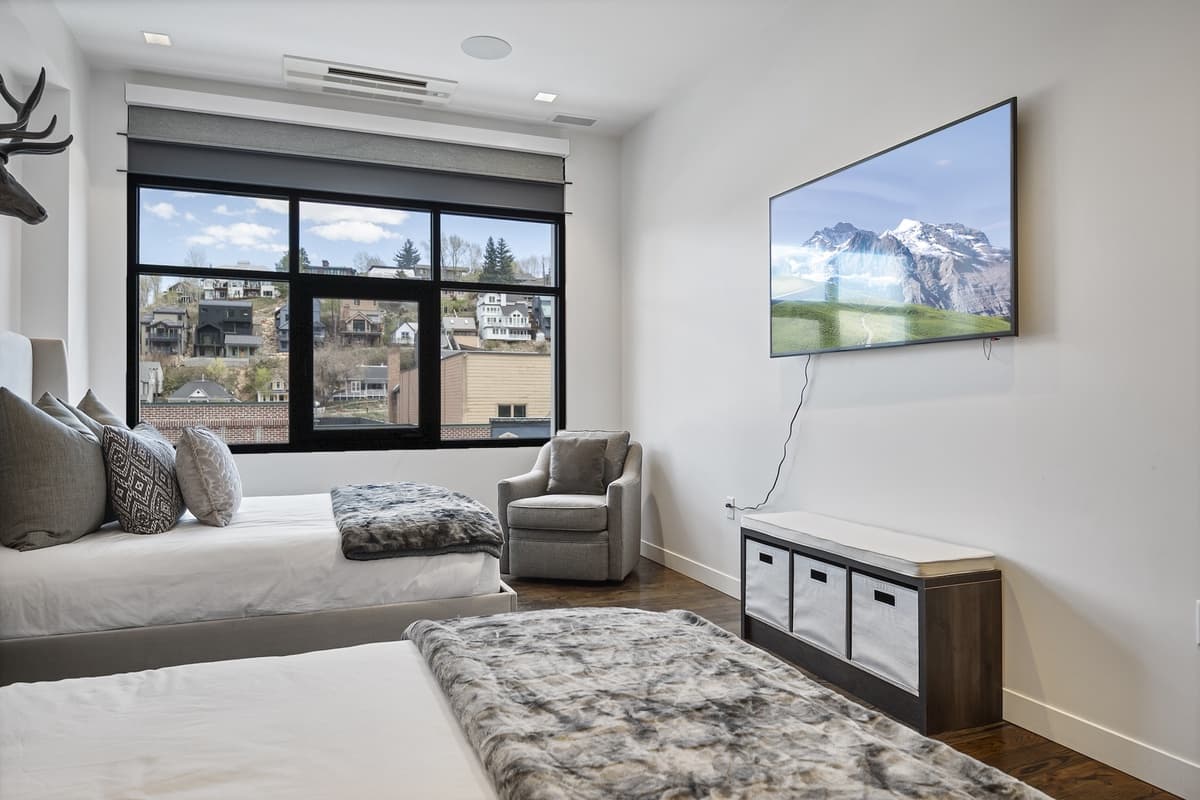 Mountain Luxe Retreat on Main - Image 18