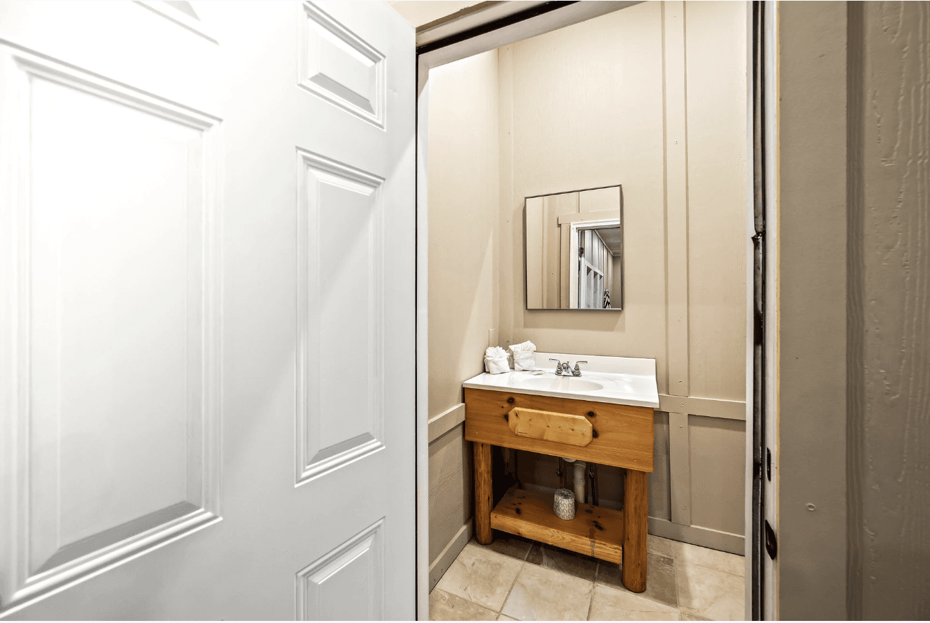 Smokey's Paradise - Image 36