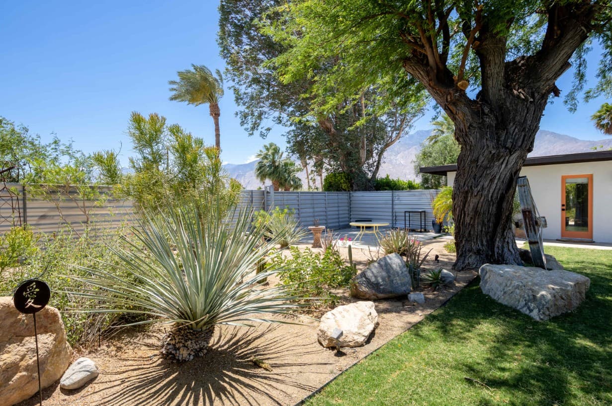 Hugh Kaptur's Mid Century Modern Oasis - Image 55