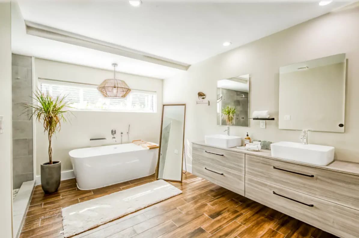 Mid-Century Modern Oasis - Image 3