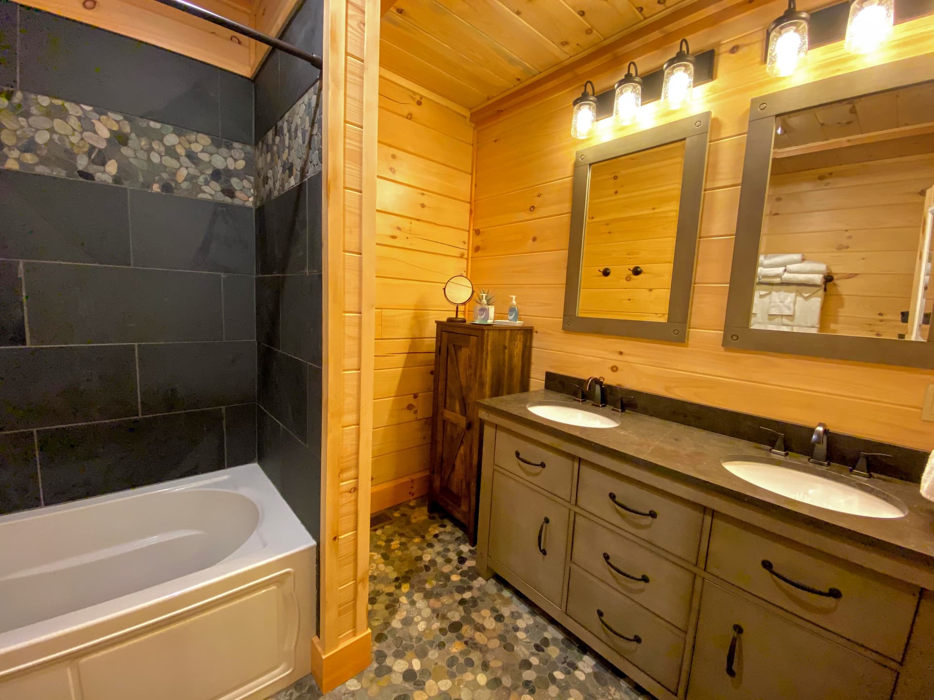 Bethlehem Star Cabin - Image 27