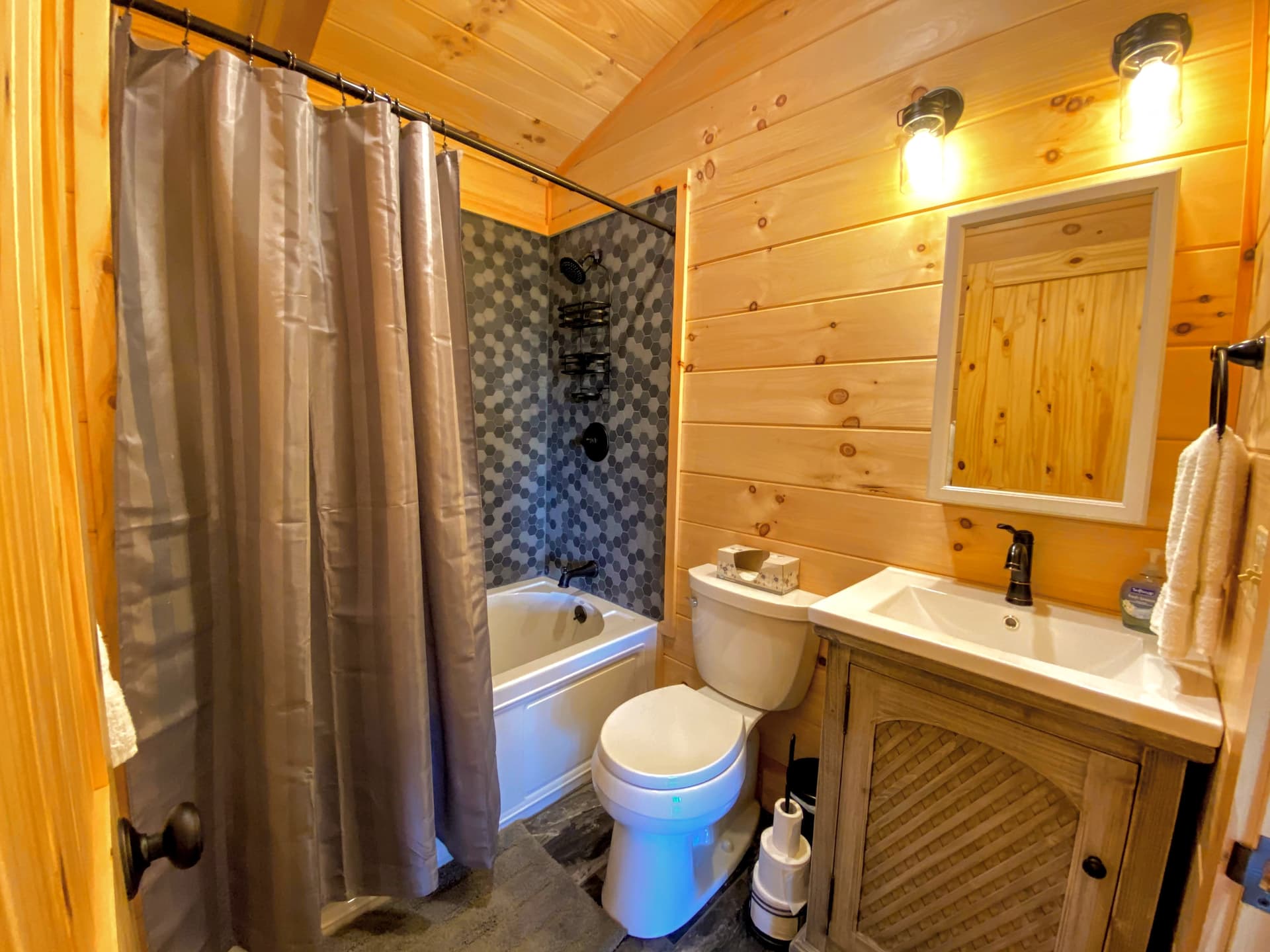 Bethlehem Star Cabin - Image 34