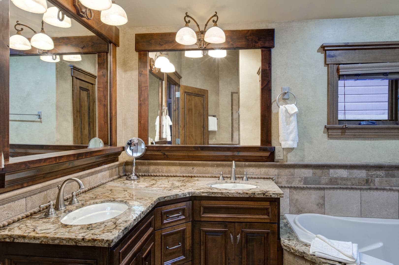 Daly Canyon House - Image 15