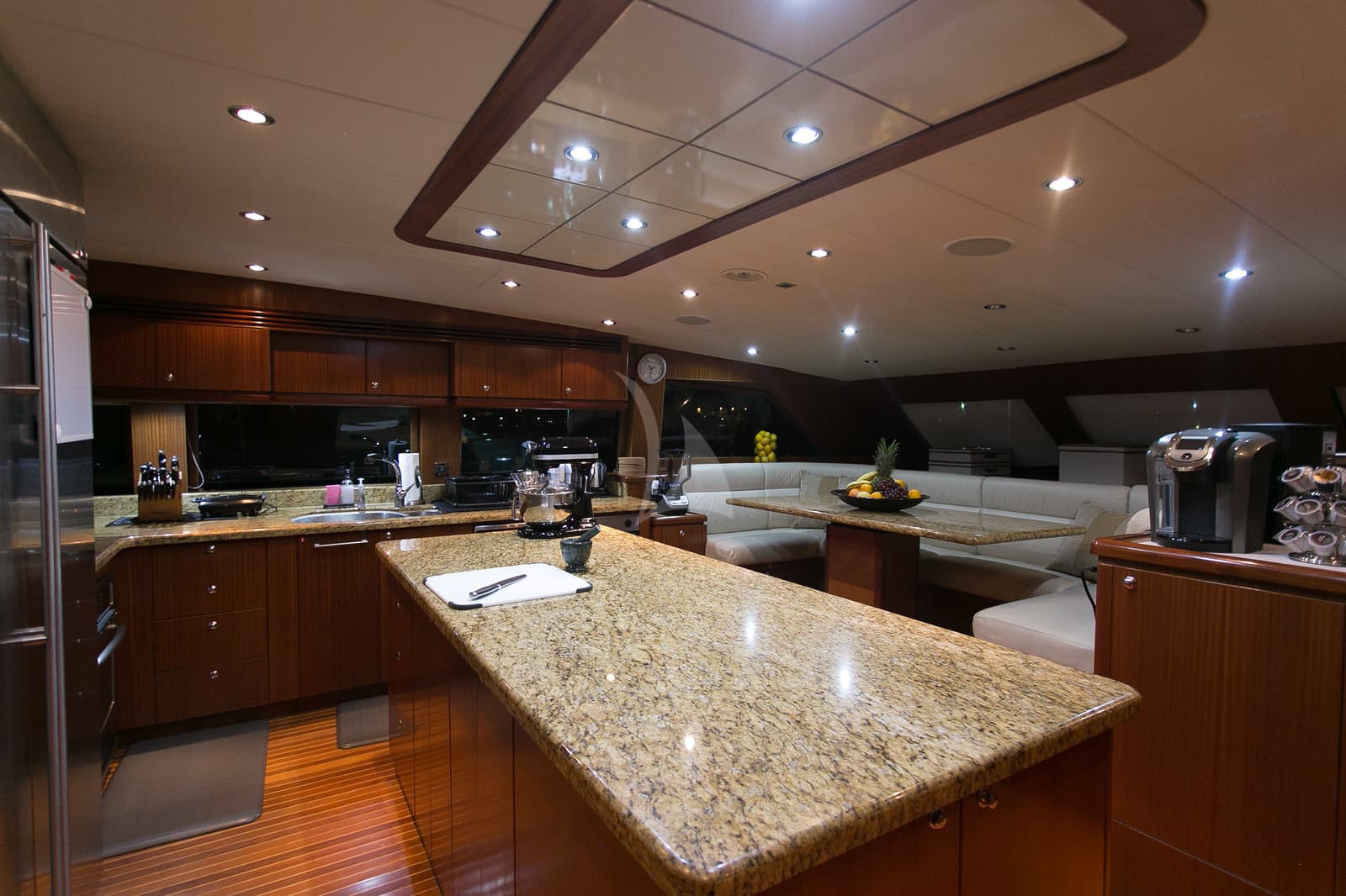 Beachfront Yacht - Image 6