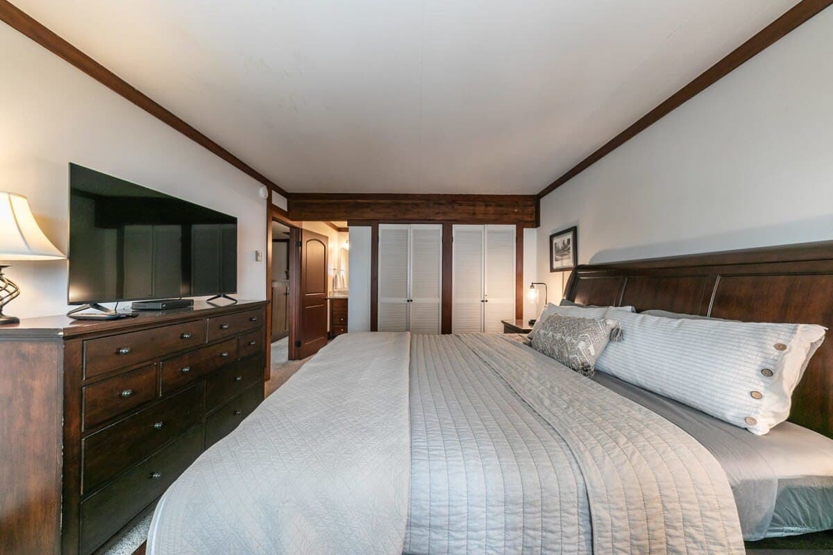 Lakefront Tahoe Retreat - Image 9