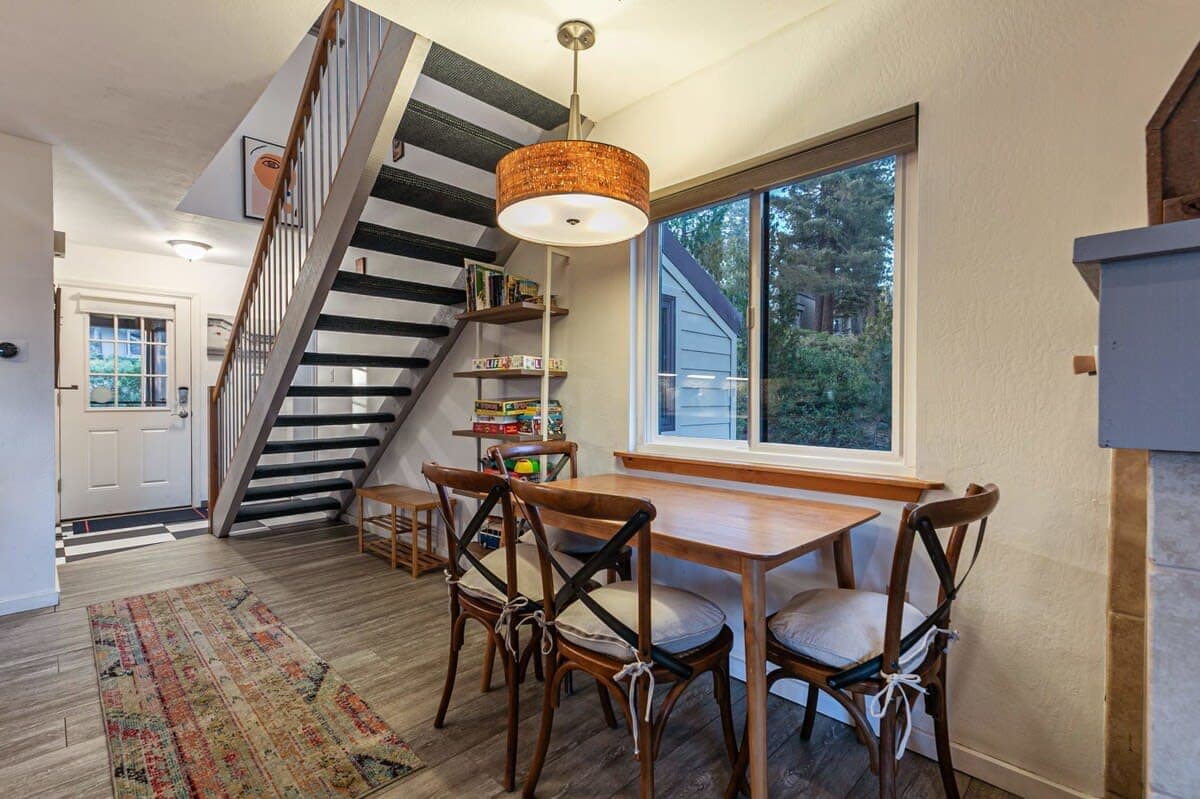 Stylish Carnelian Townhome - Image 10