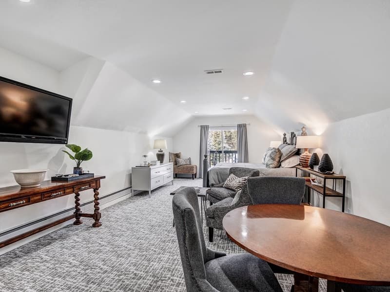 Lakeshore Luxury Chalet - Image 36