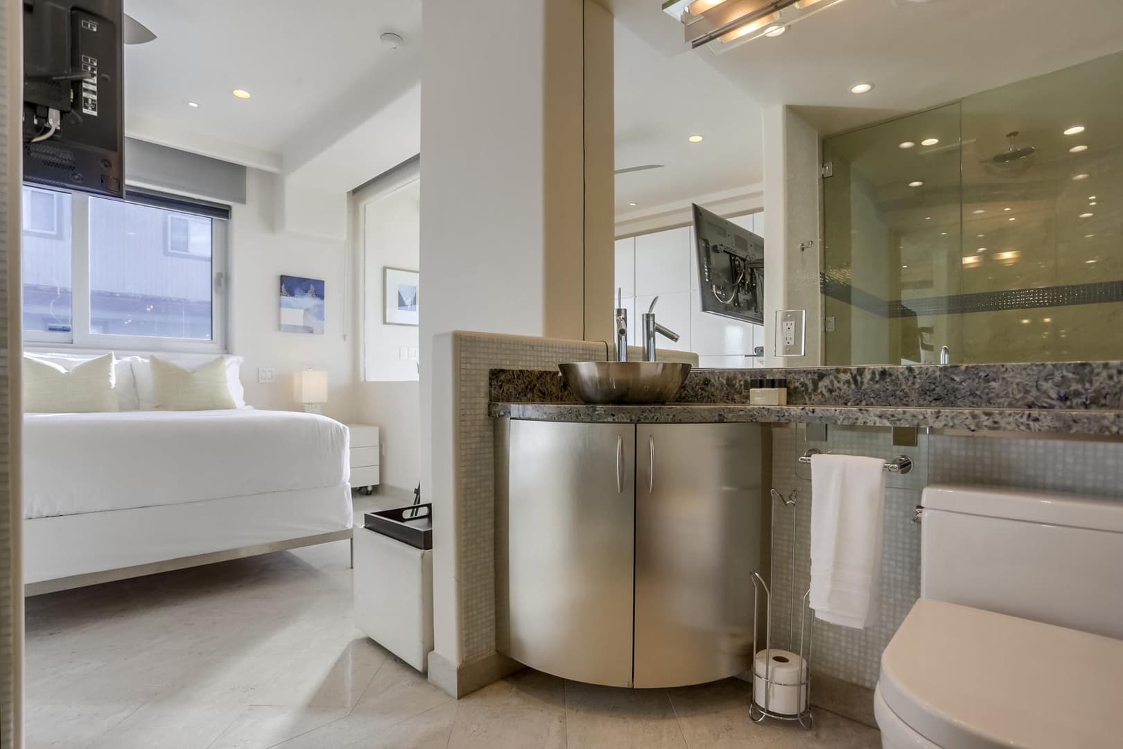 Liquid Blue Home - Image 17