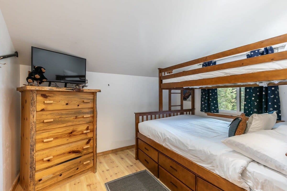 Stylish Carnelian Townhome - Image 14