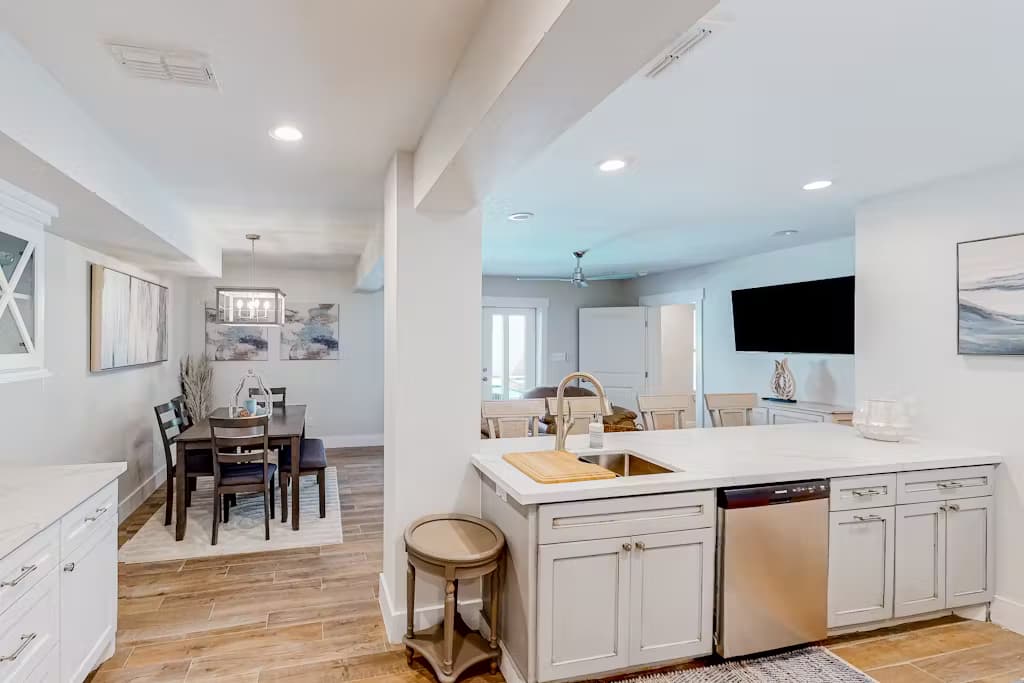 Carolyn's Beach House - Image 3