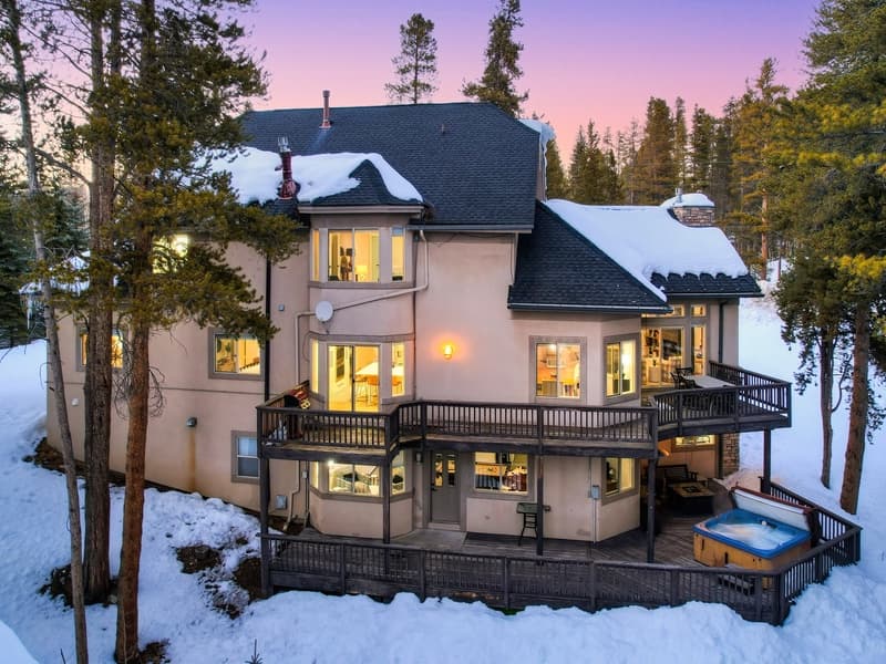 Lakeshore Luxury Chalet - Image 54