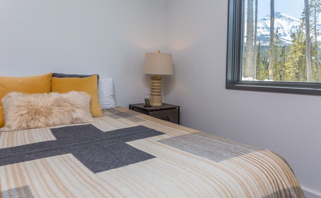 Lake Cabin #11 - Image 25