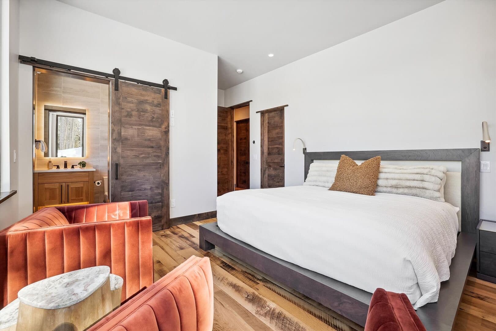 Modern View Manor - Image 37