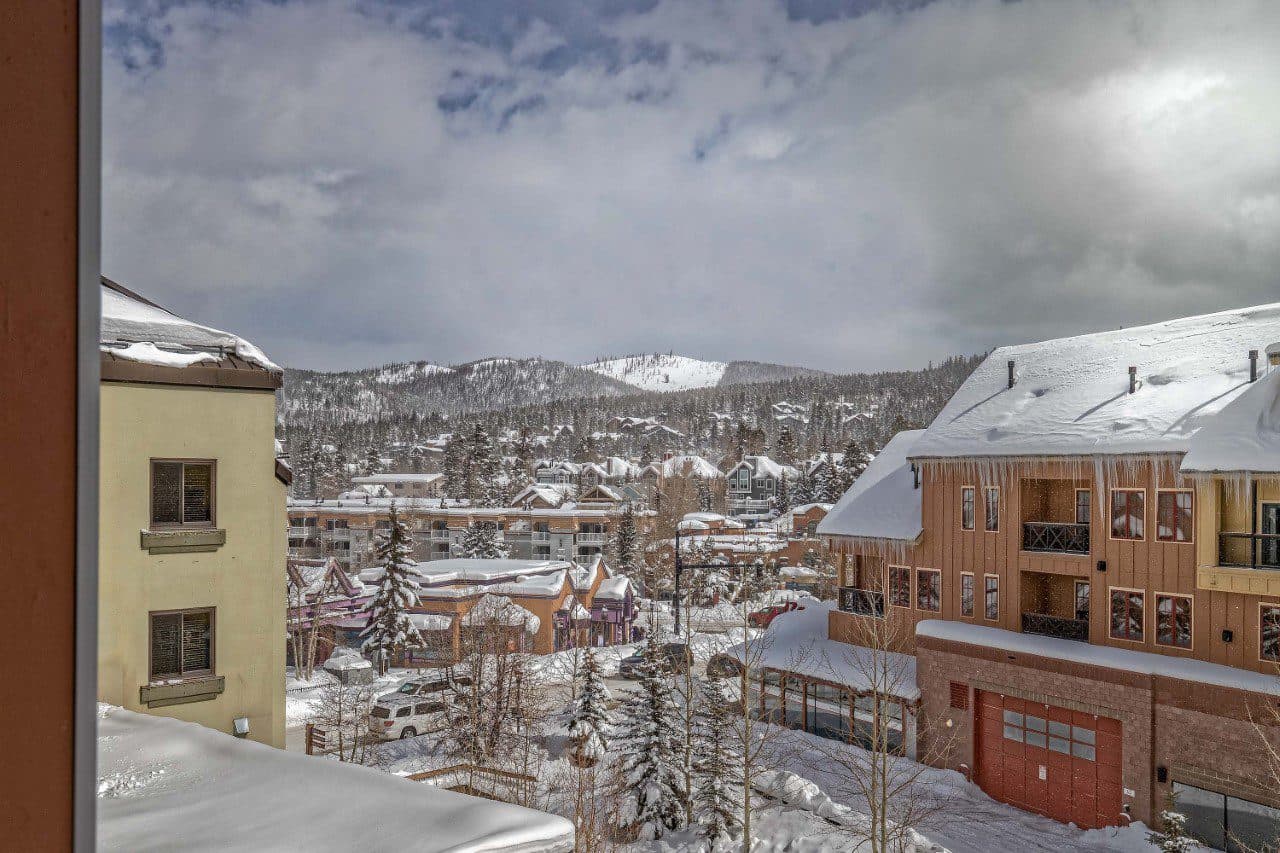 Lavish Condo - Image 44