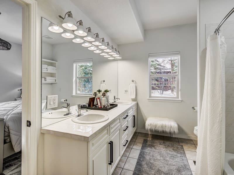 Lakeshore Luxury Chalet - Image 22