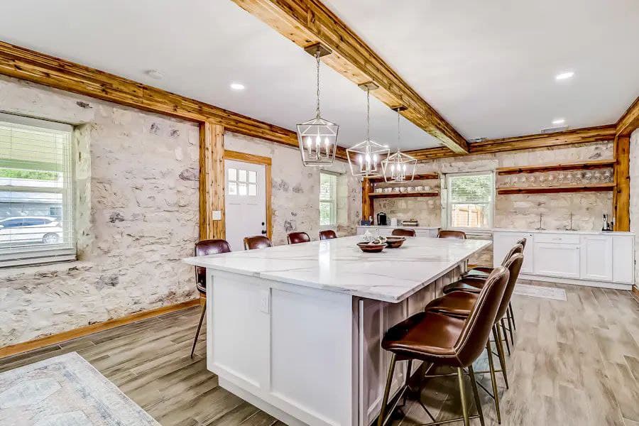 Downtown Charmer - Image 8