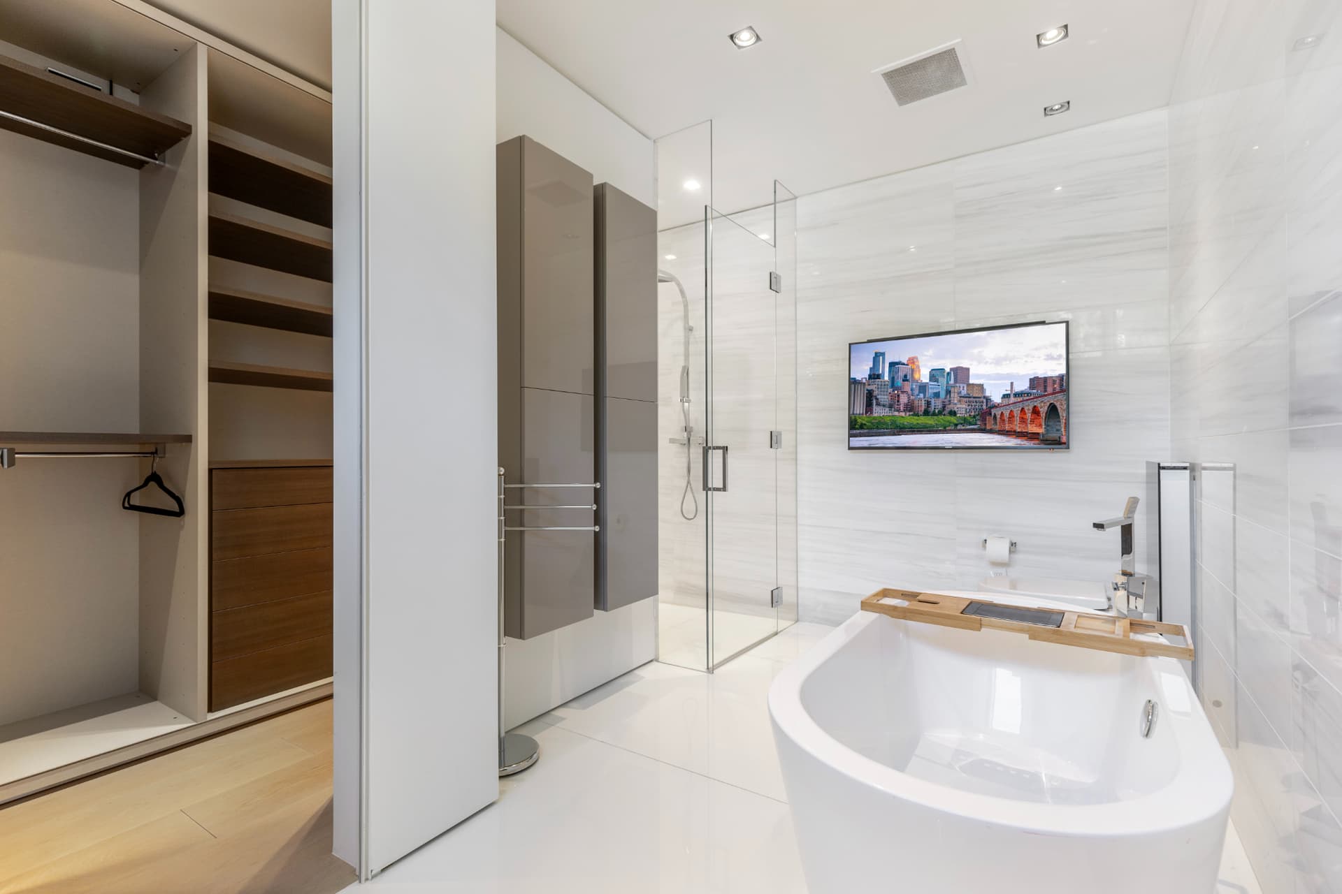 Lago Vista Modern - Image 29