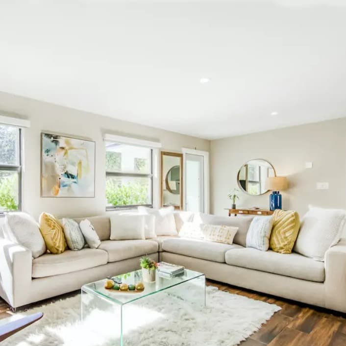 Mid-Century Modern Oasis - Image 1