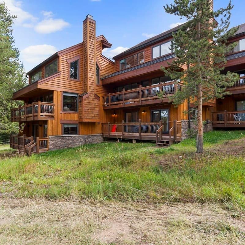 Peak Eight Mountain Escape - Image 1