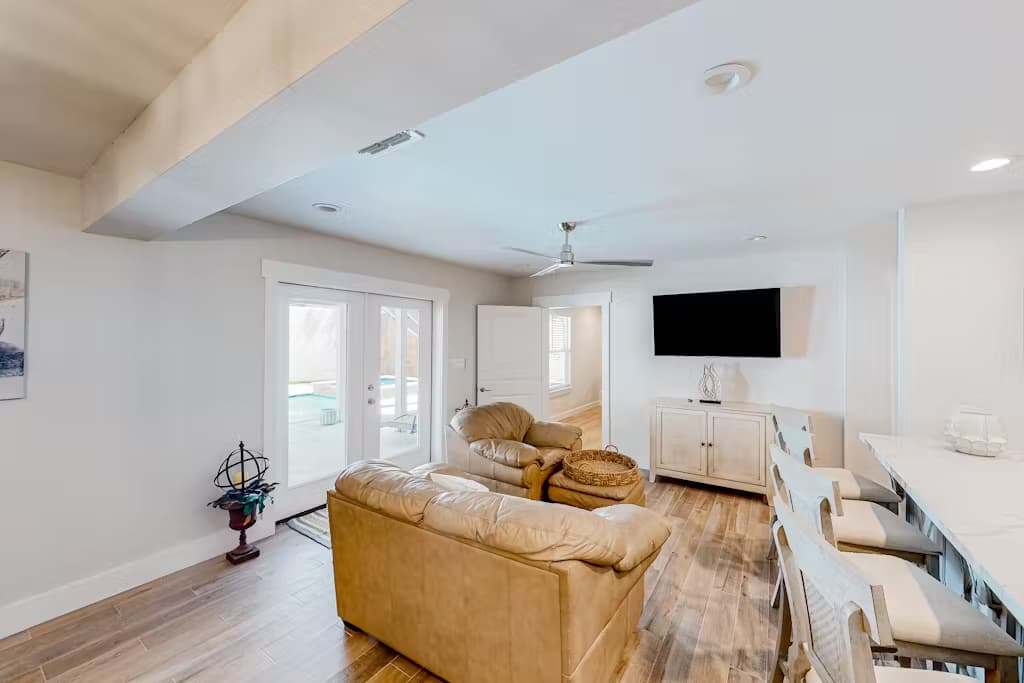 Carolyn's Beach House - Image 3