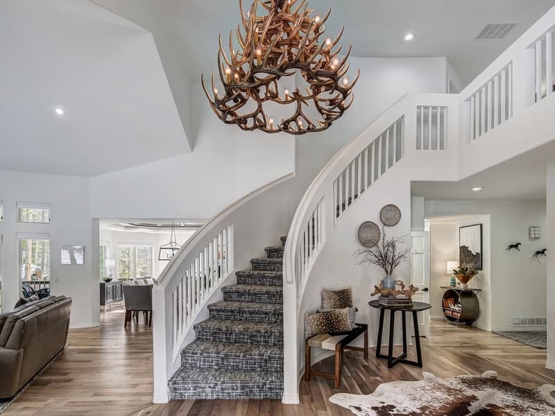 Lakeshore Luxury Chalet - Image 6