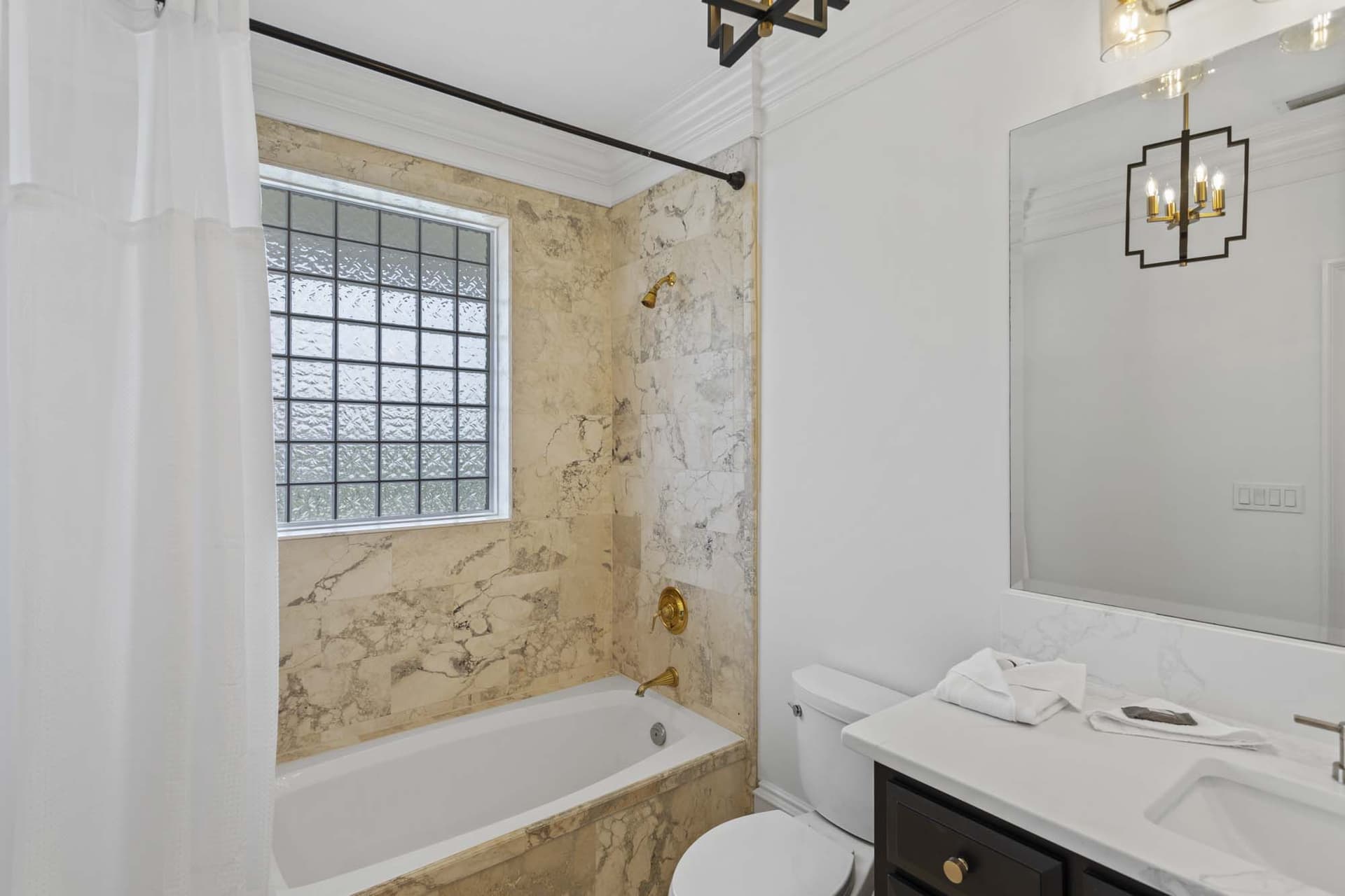 Kings View Manor - Image 22