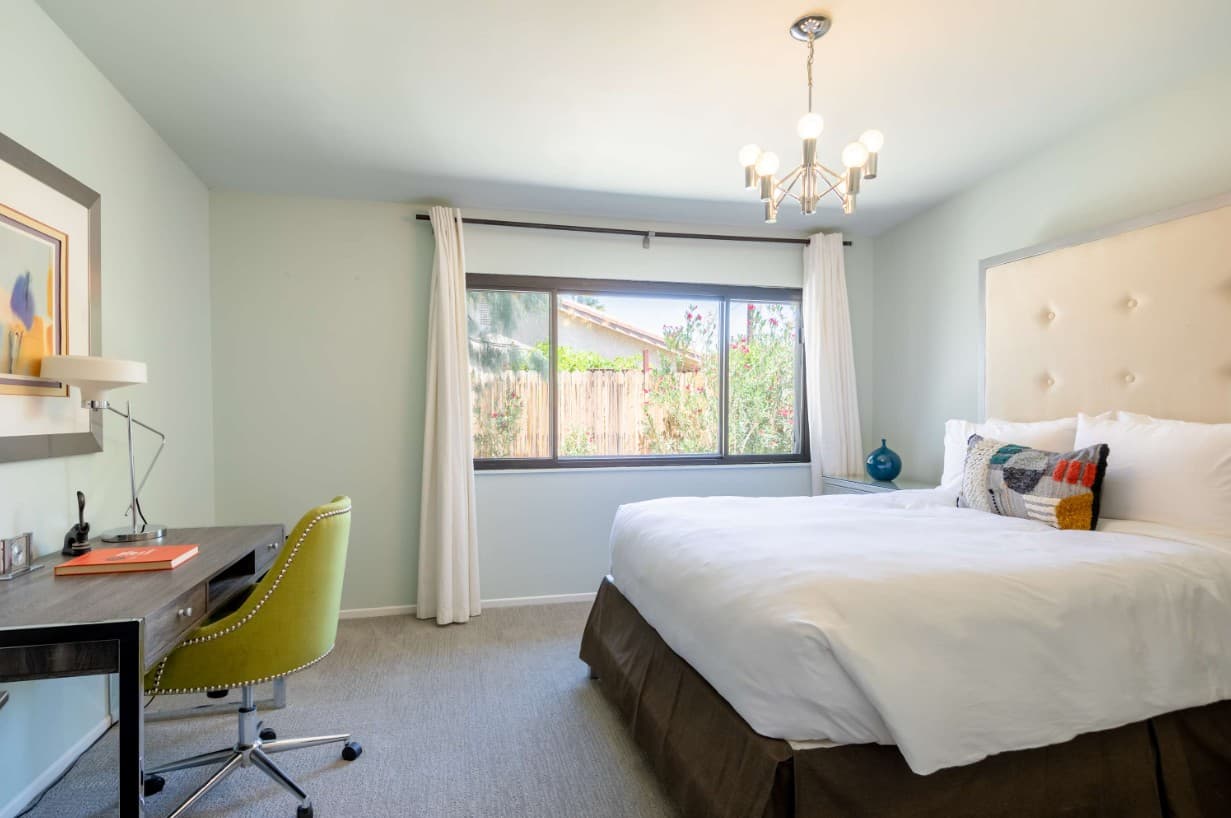 Hugh Kaptur's Mid Century Modern Oasis - Image 29