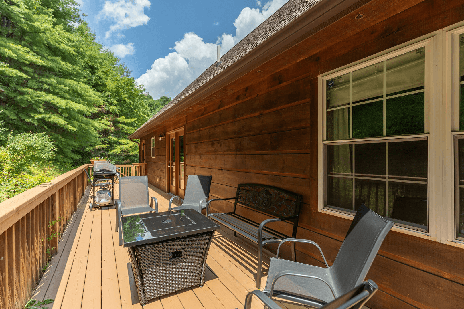 Lazy Bear Inn - Image 25