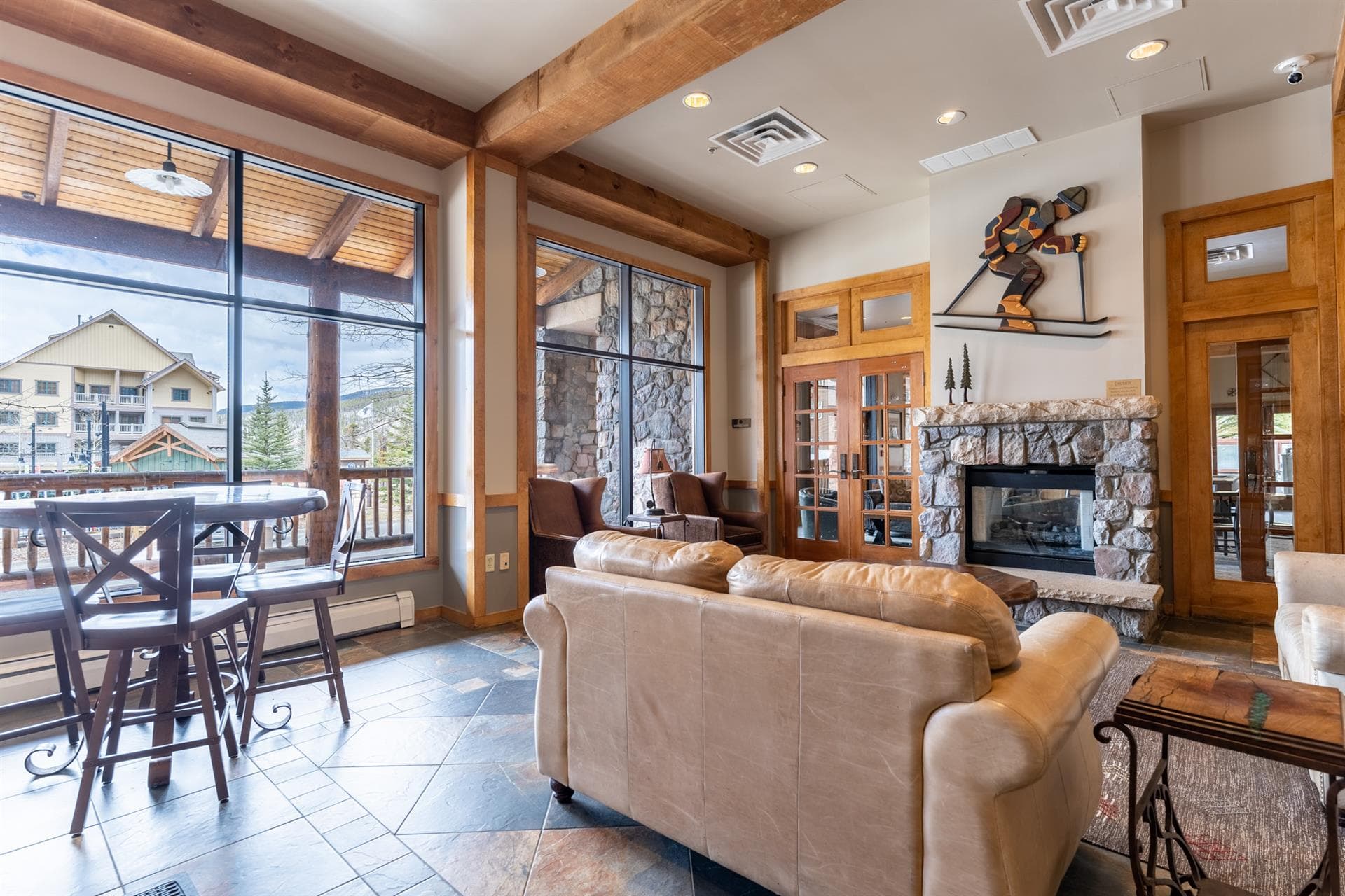 Peakview Penthouse Retreat - Image 37