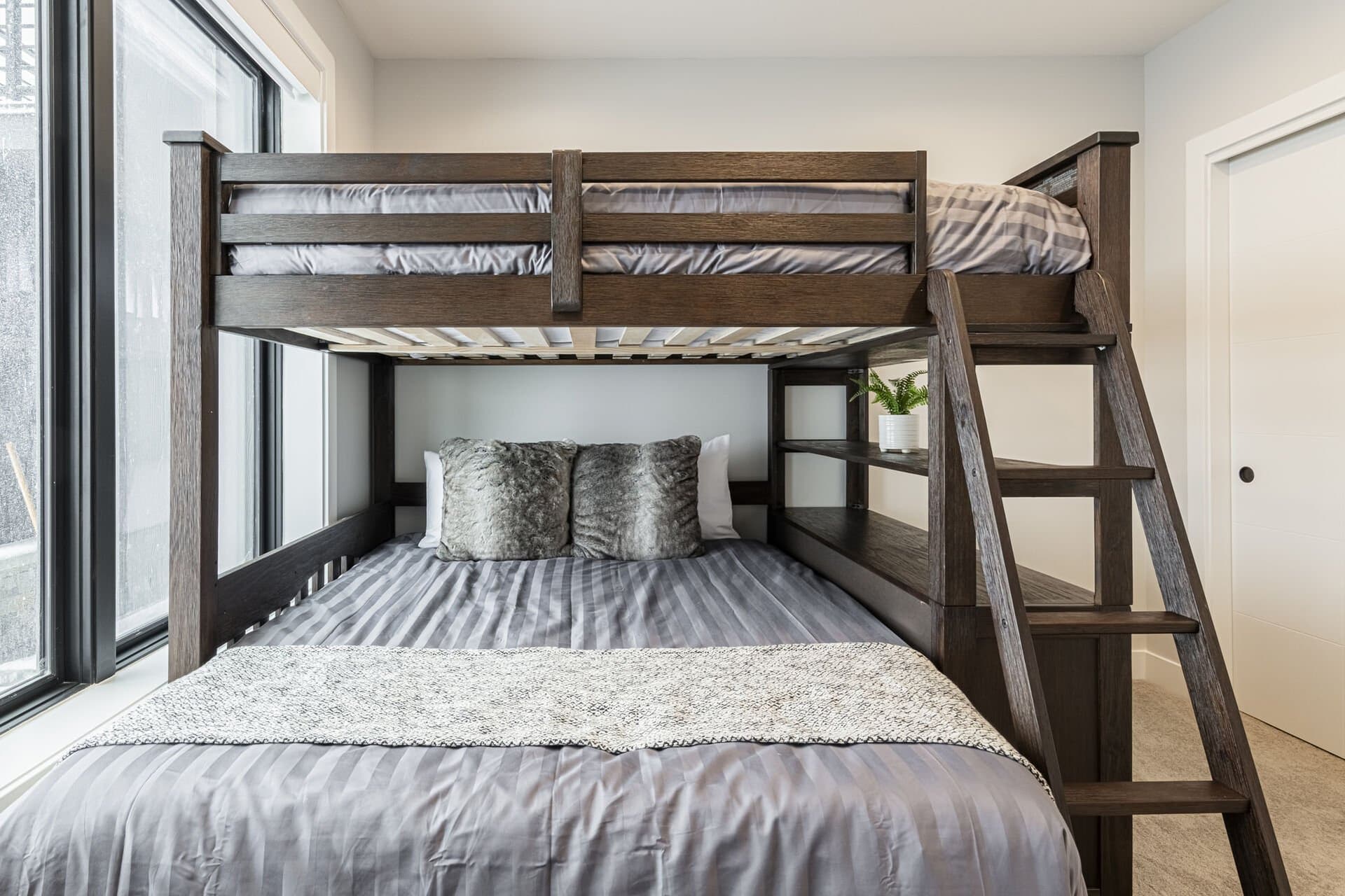 Hideout Epic View - Image 27