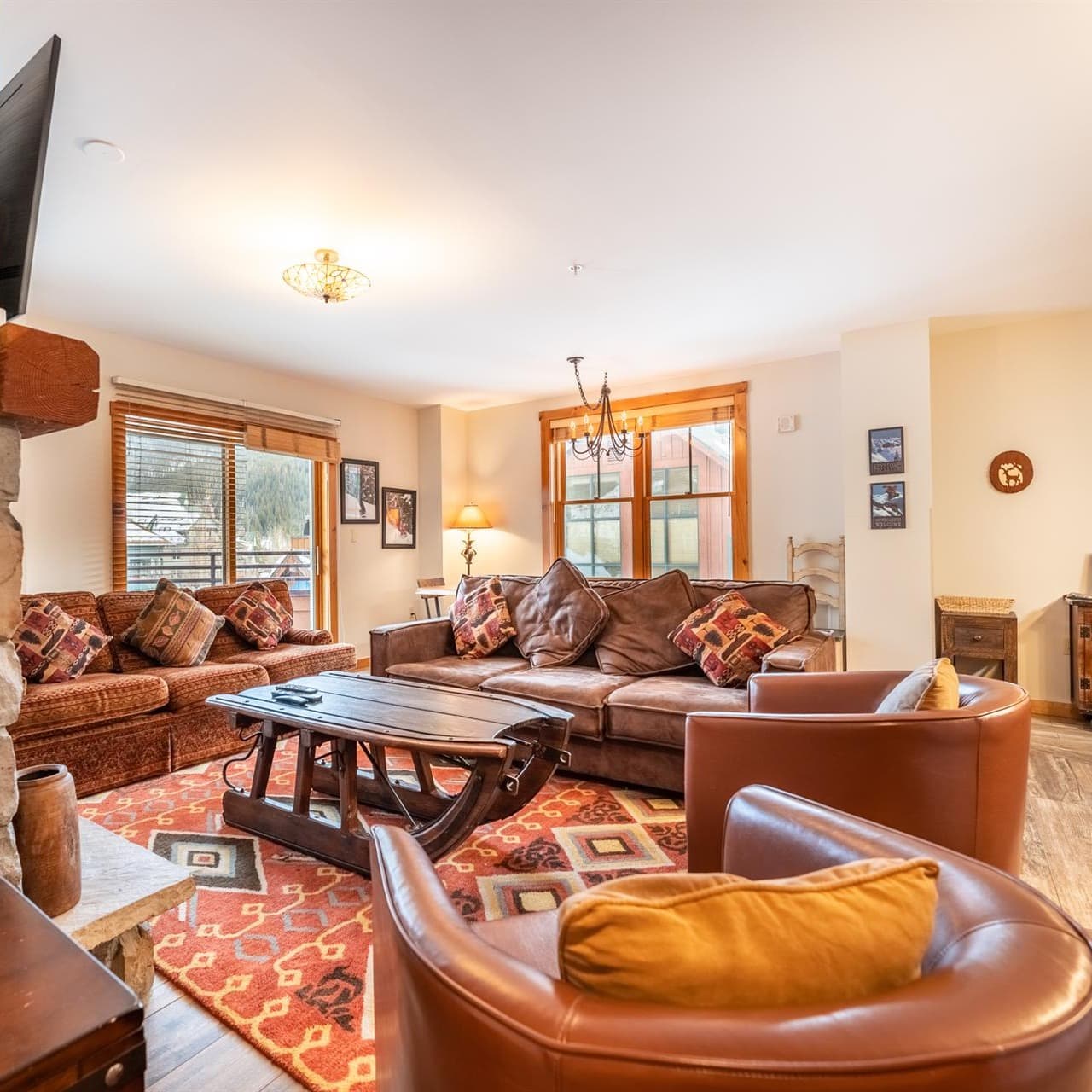 Peakview Penthouse Retreat - Image 1